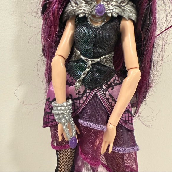 Ever After High First Chapter Raven Queen Doll - Picture 3 of 8